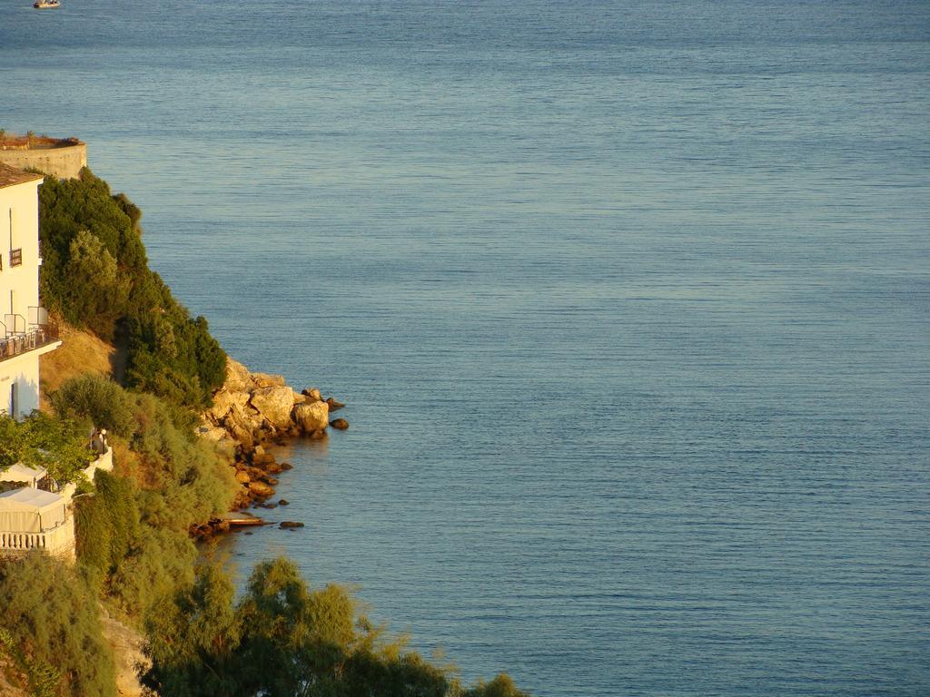 Отель Rodon Лутра-Эдипсу Экстерьер фото